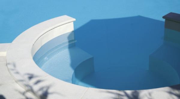 Toro Poolrandstein, Farbe: Weiß, gekrümmter Winkel, Radius 1,00/ 1,25/ 1,50/ 2,50/ 3,00/ 4,00/ 4,50/ 5,00 m
